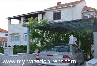 Apartmani Marino - near family friendly beach: Hrvatska - Dalmacija - Otok Brač - Supetar - apartman #1341 Slika 1