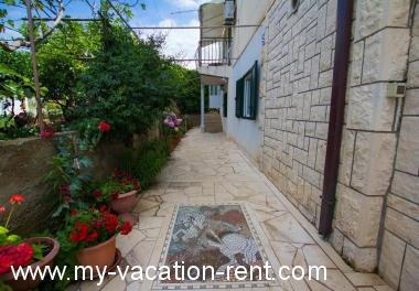 Apartments Juri - 60 m from sea: Croatia - Dalmatia - Hvar Island - Sucuraj - apartment #1374 Picture 4