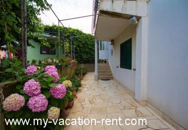 Apartments Juri - 60 m from sea: Croatia - Dalmatia - Hvar Island - Sucuraj - apartment #1374 Picture 5