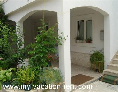 Apartments Zoki - great location close to the sea: Croatia - Dalmatia - Island Vis - Vis - apartment #1386 Picture 3