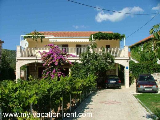 Ferienwohnungen Holiday house Kroatien - Dalmatien - Trogir - vinisce - ferienwohnung #319 Bild 1